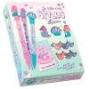 Je crée mes stylos Sirène. Avec 3 stylos à remplir et à personnaliser, 3 figurines, des perles, des sequins, des pompons, des mini coquillages, un entonnoir et un cahier d&rsquo;activités